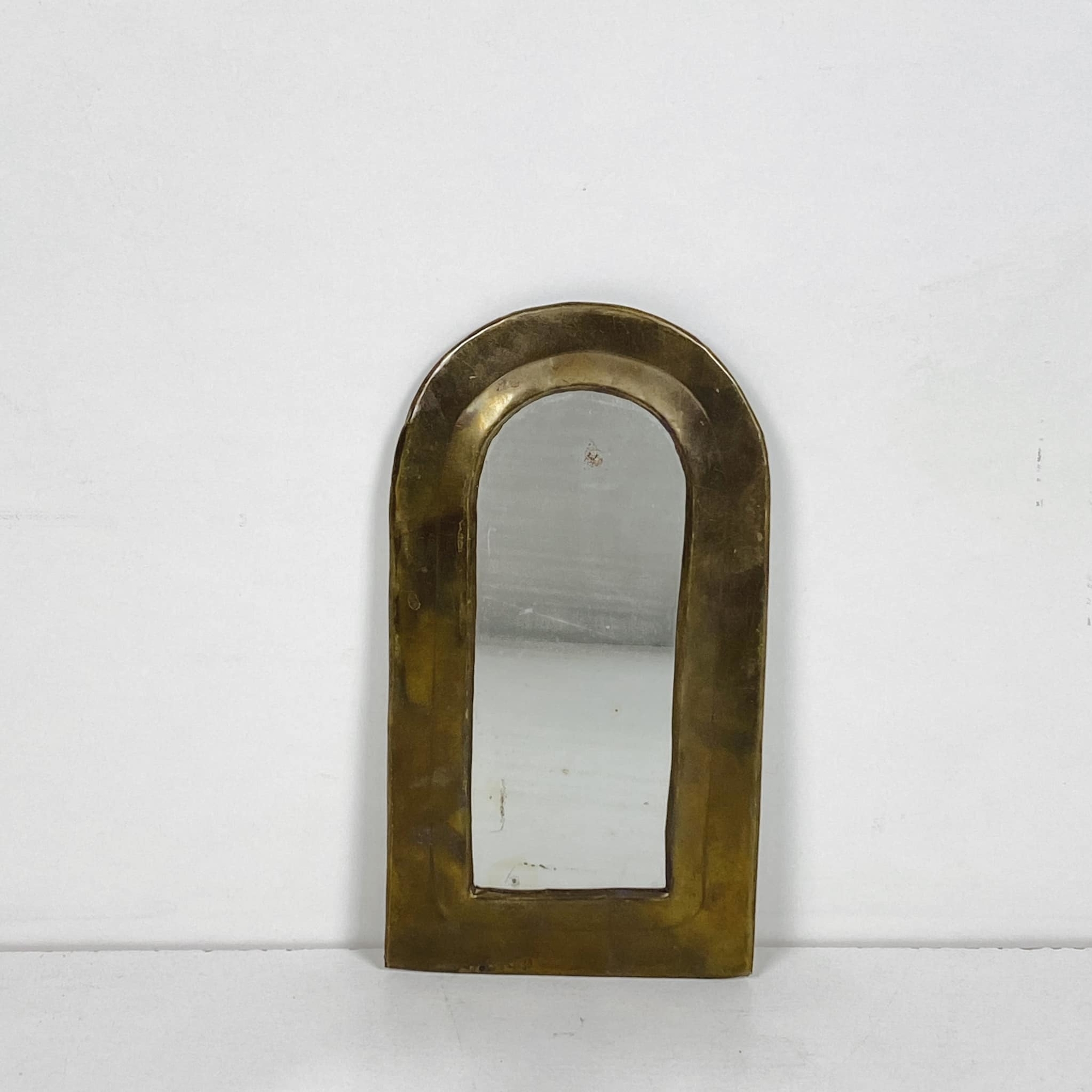 Дзеркало настінне мале напівкругле у латунній рамі вінтаж