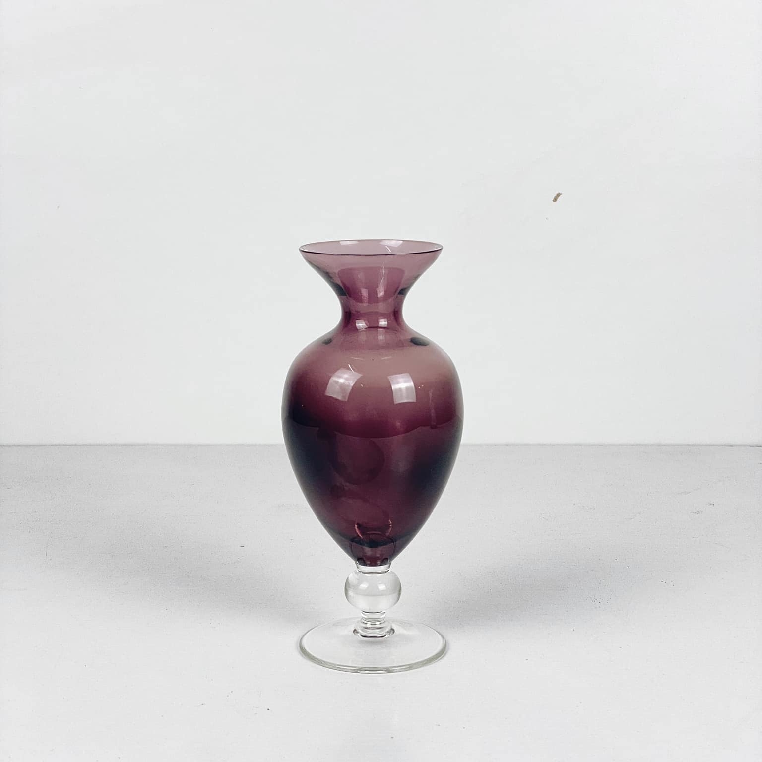 Ваза на ніжці пурпурове скло вінтаж VA-339