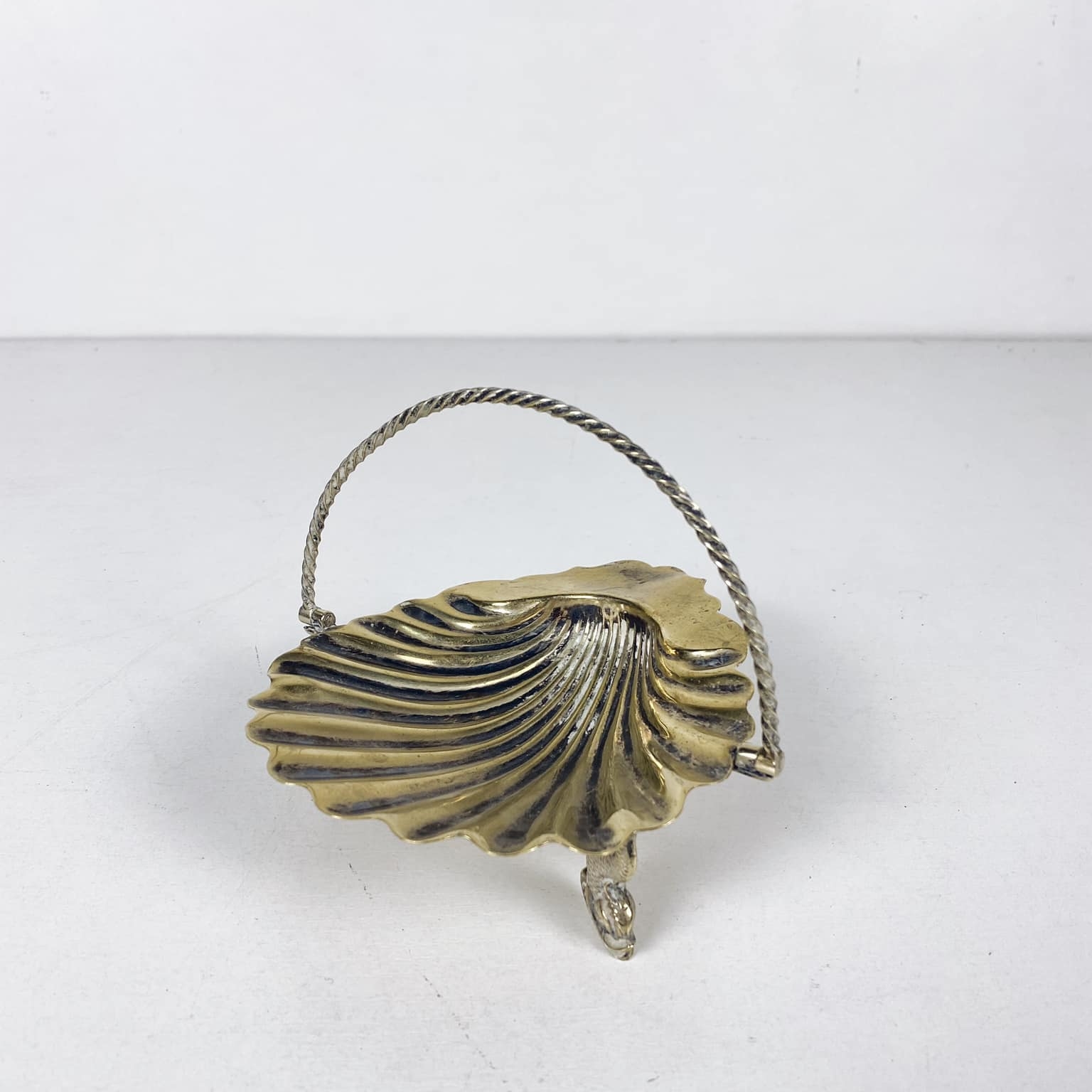 Цукерниця на ніжках з ручкою Мушля вінтаж столове срібло