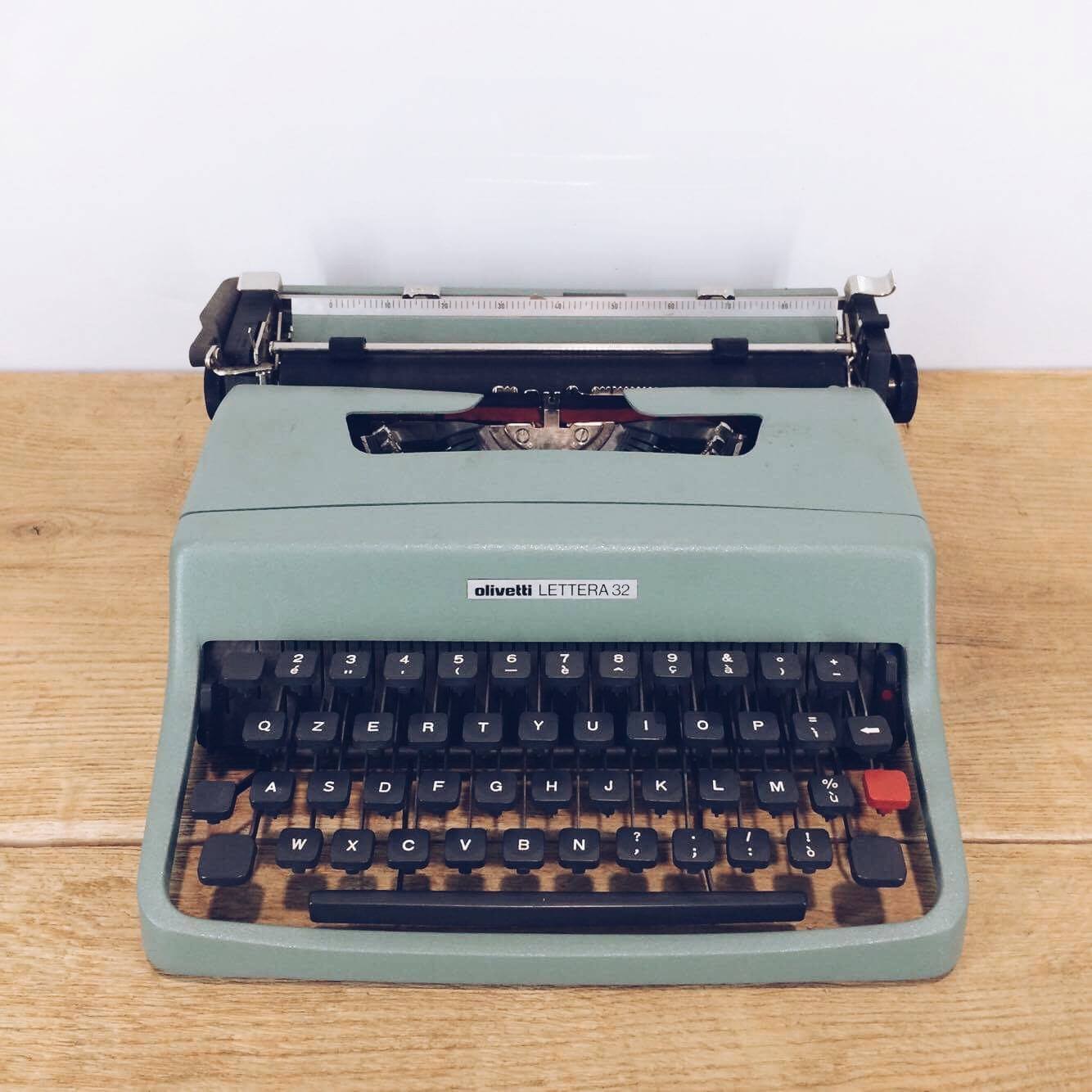 Друкарська машинка Olivetti вінтаж сіра