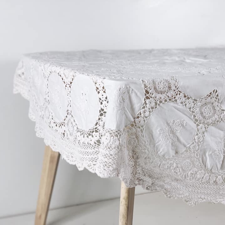 Скатертина кругла біла з вишивкою та в'язаним мереживом вінтаж TT-006
