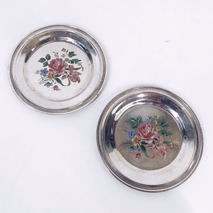 Тарілка декорована квітковим малюнком вінтаж метал PS-001