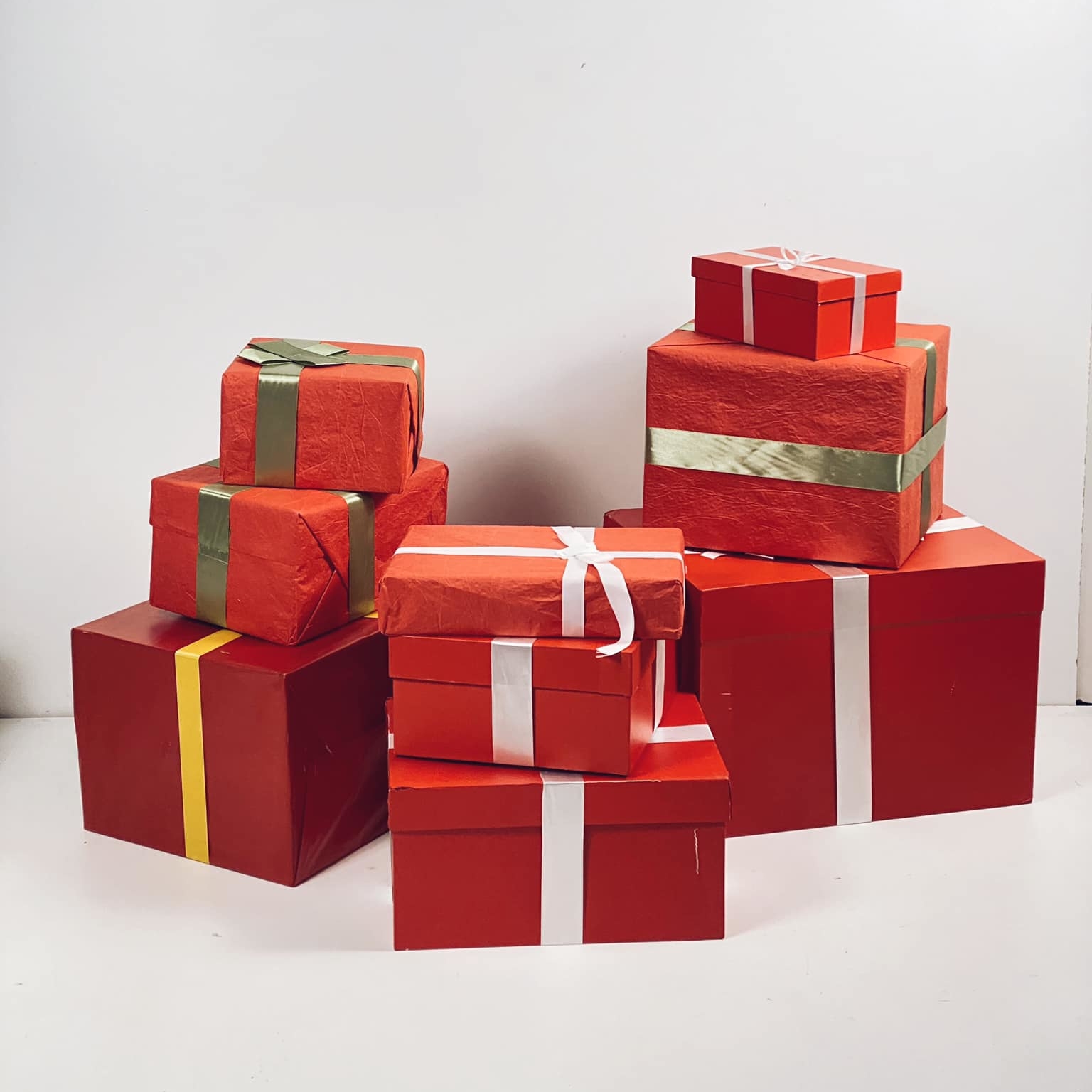 Коробка для подарунків червона