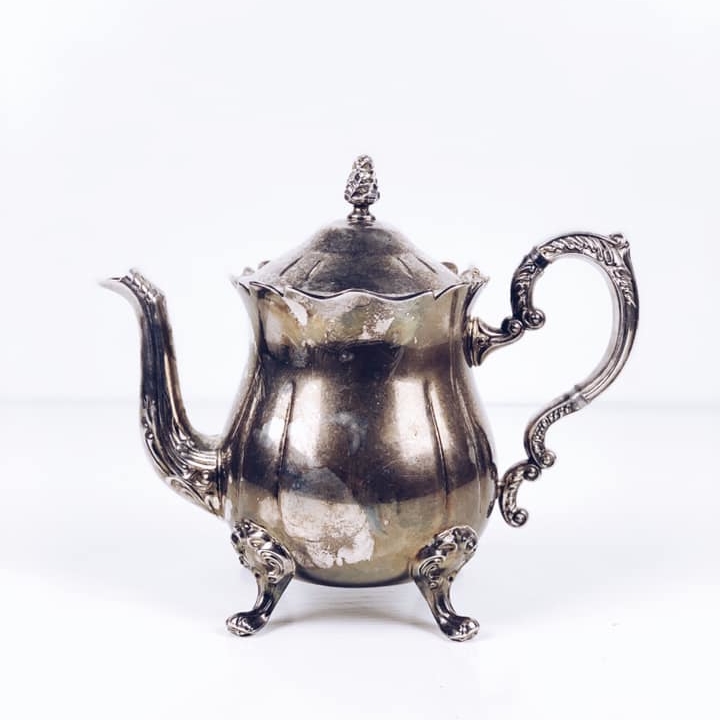 Чайник на ніжках з рельєфним декором столове срібло вінтаж TE-054