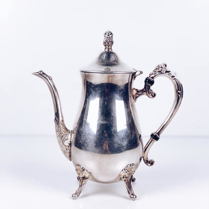 Чайник на ніжках з рельєфним декором столове срібло вінтаж TE-052