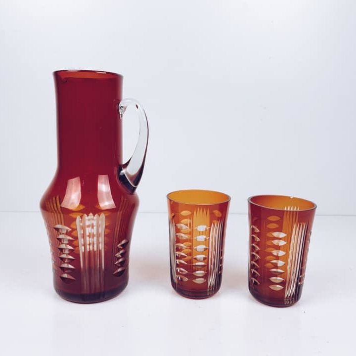 Глечик зі склянками червоне скло з різбленням JU-036