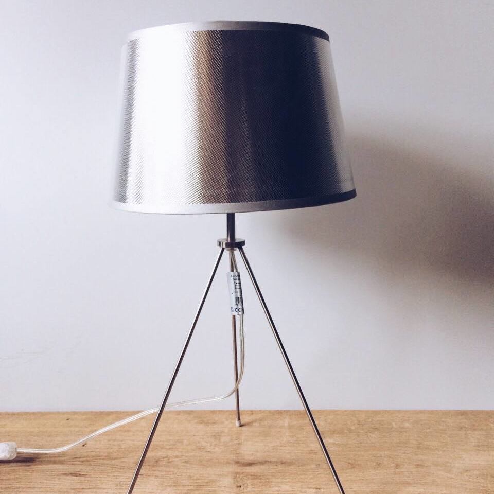 Лампа настільна на тринозі метал LT-205