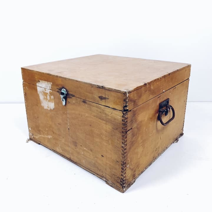 Ящик-сундук дерев'яний з металевими ручками