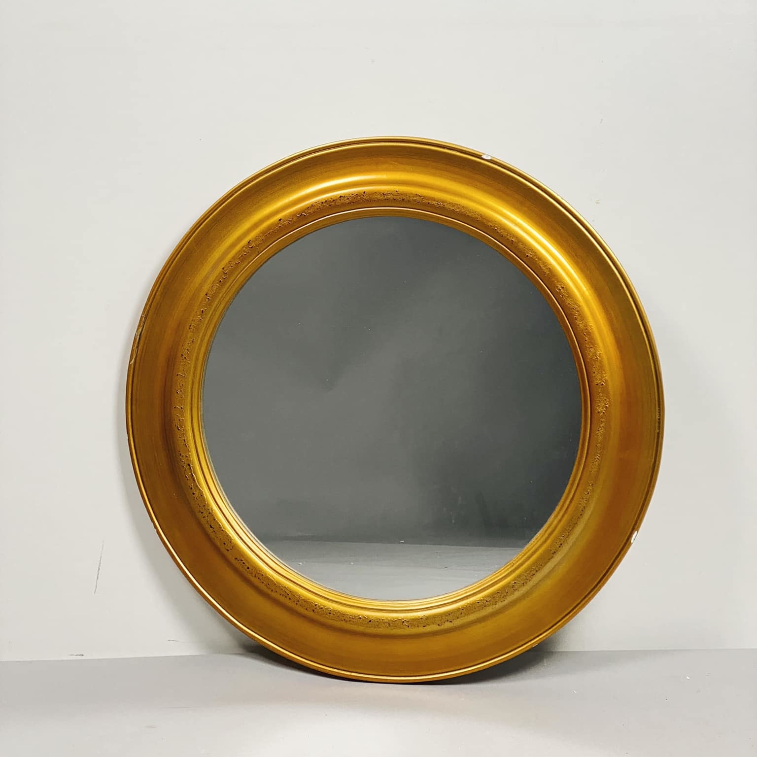 Дзеркало кругле в золотій рамі з потертостями MR-031