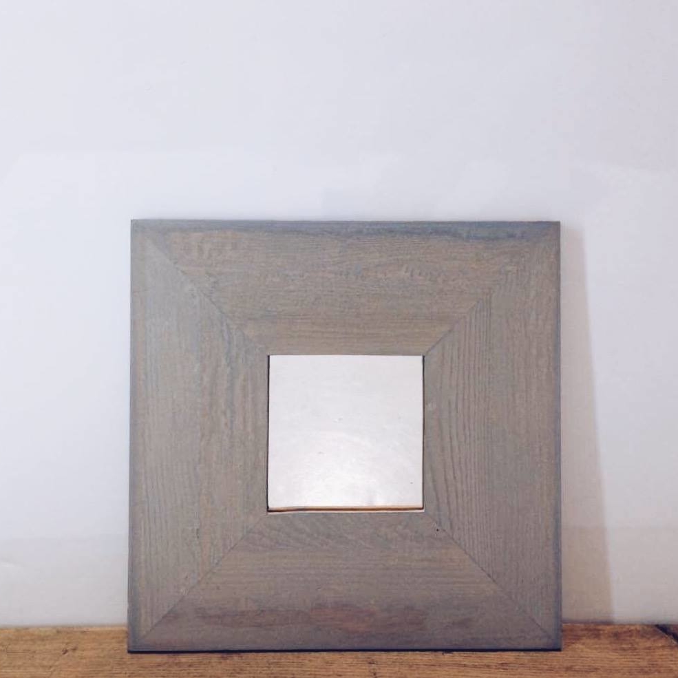 Дзеркало декоративне квадратне в широкій рамі дерево