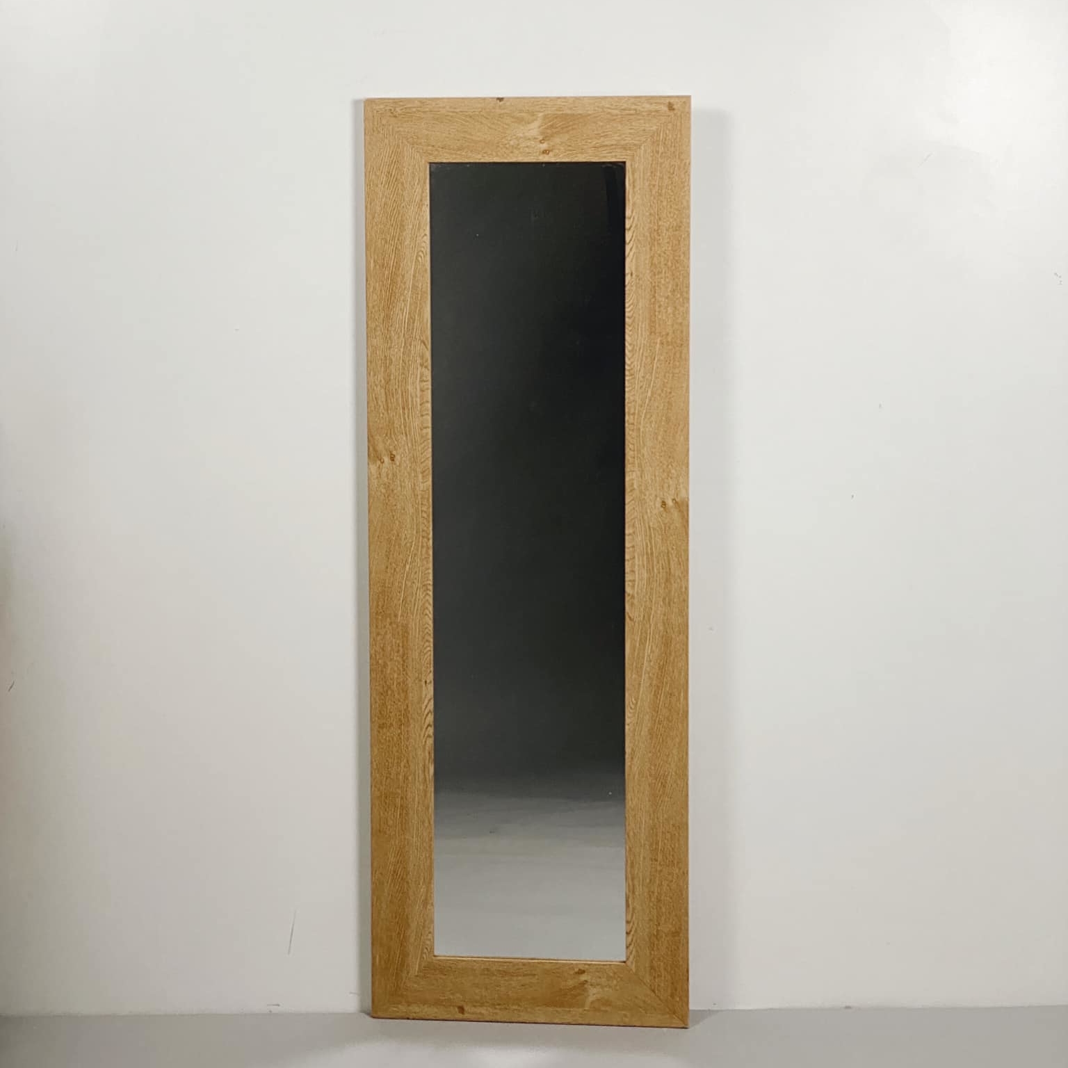 Дзеркало настінне прямокутне в широкій дерев'яній рамі MR-018