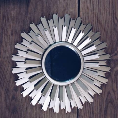 Дзеркало декоративне настінне з променями 3 метал шампань