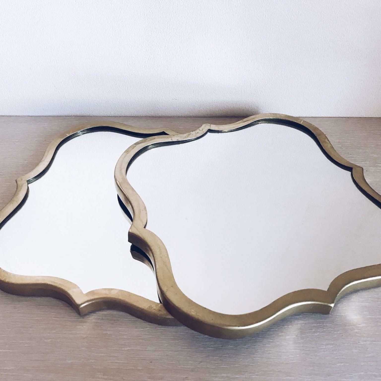 Дзеркало настінне мале фігурне в золотій металевій рамі