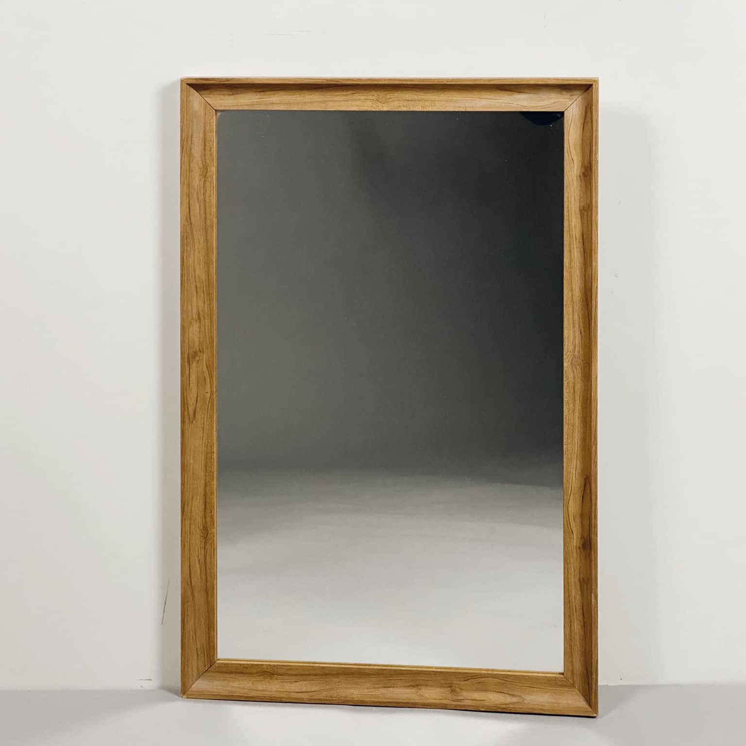 Дзеркало настінне прямокутне в дерев'яній рамі MR-014