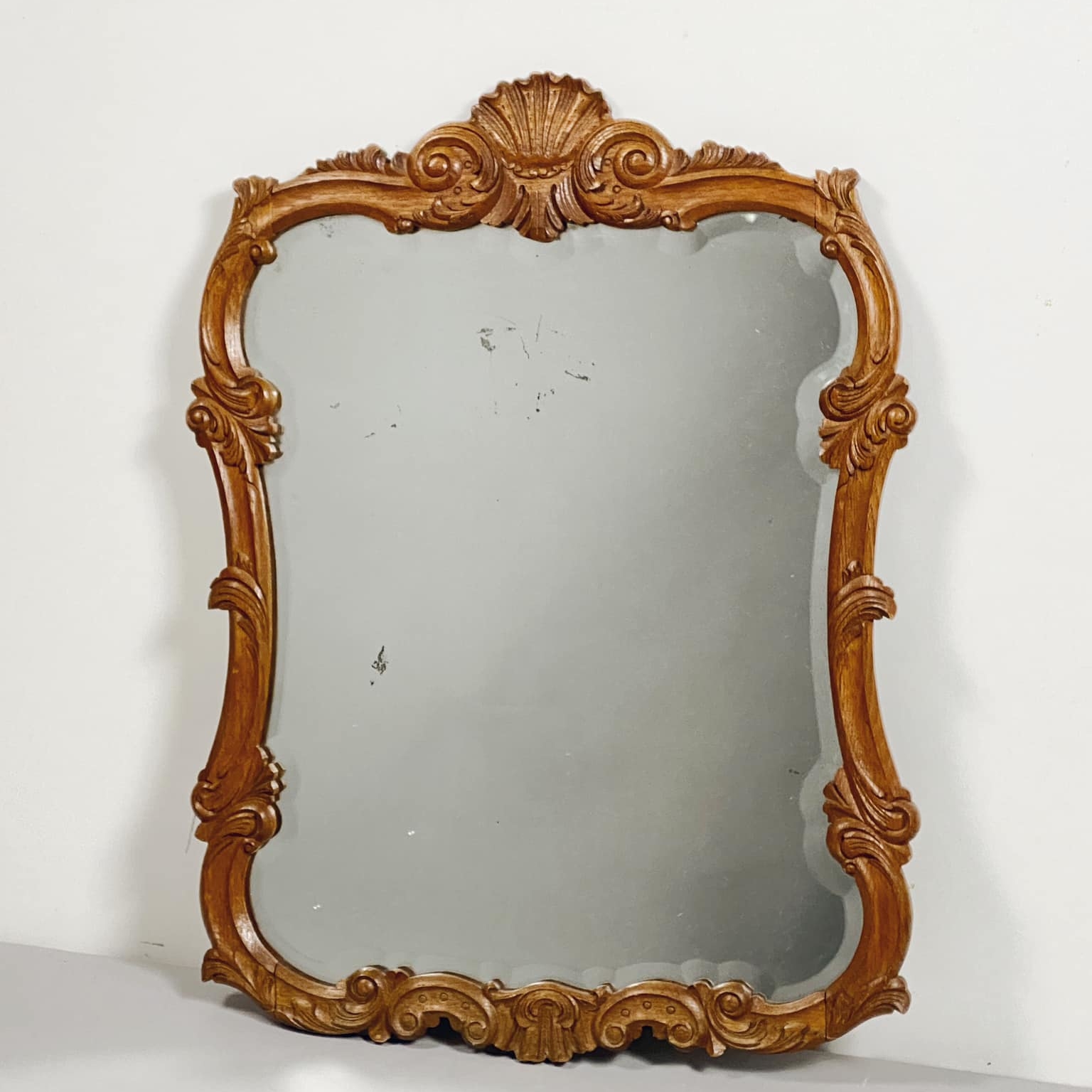 Дзеркало настінне вінтаж удерев'яній рамі з різбленням MR-002