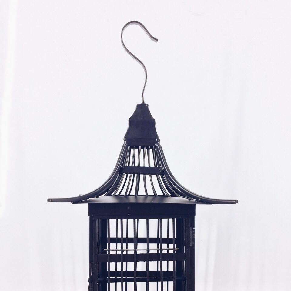 Клітка-ліхтар в азіатському стилі мала чорний метал