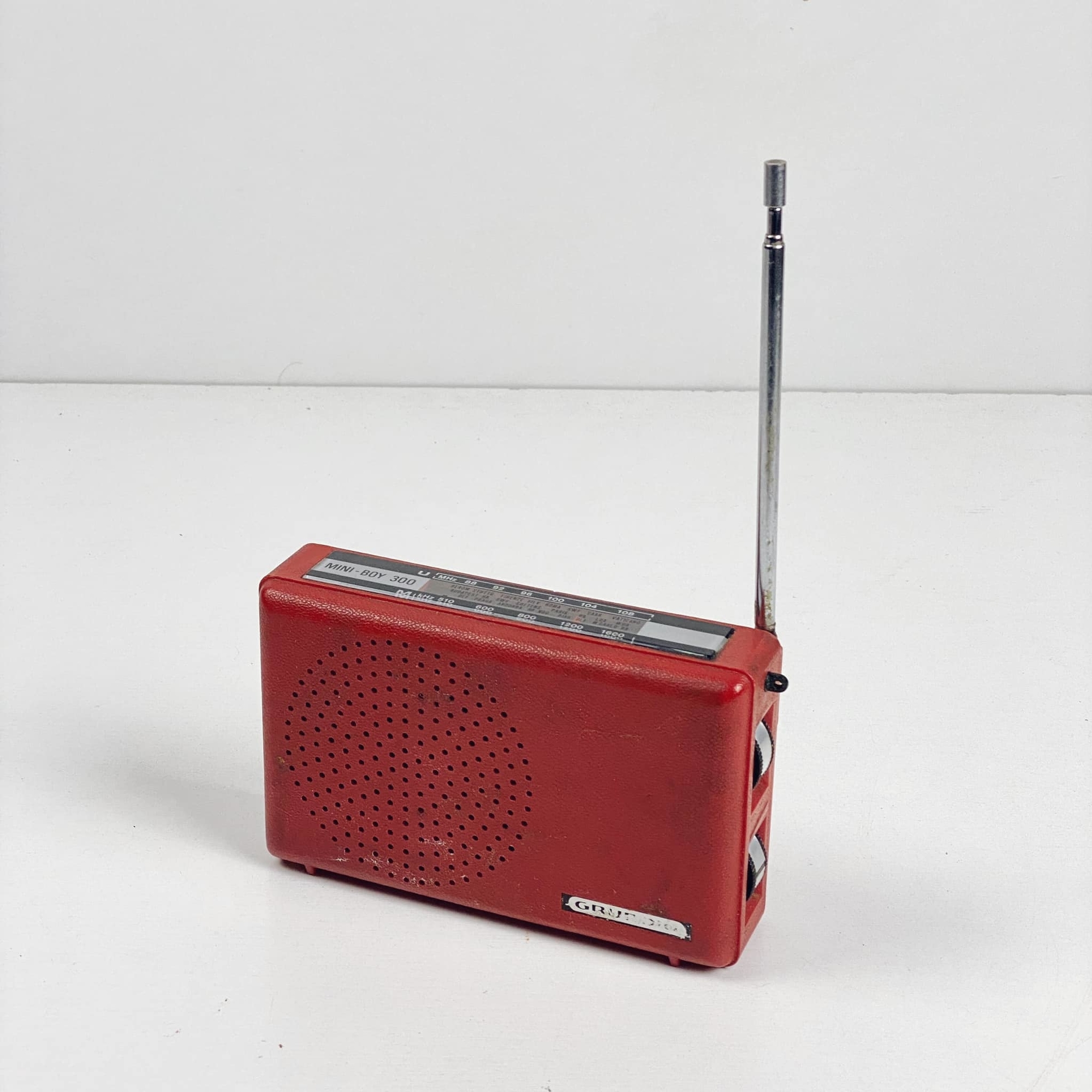 Радіо вінтаж Grundig червоний FM-047