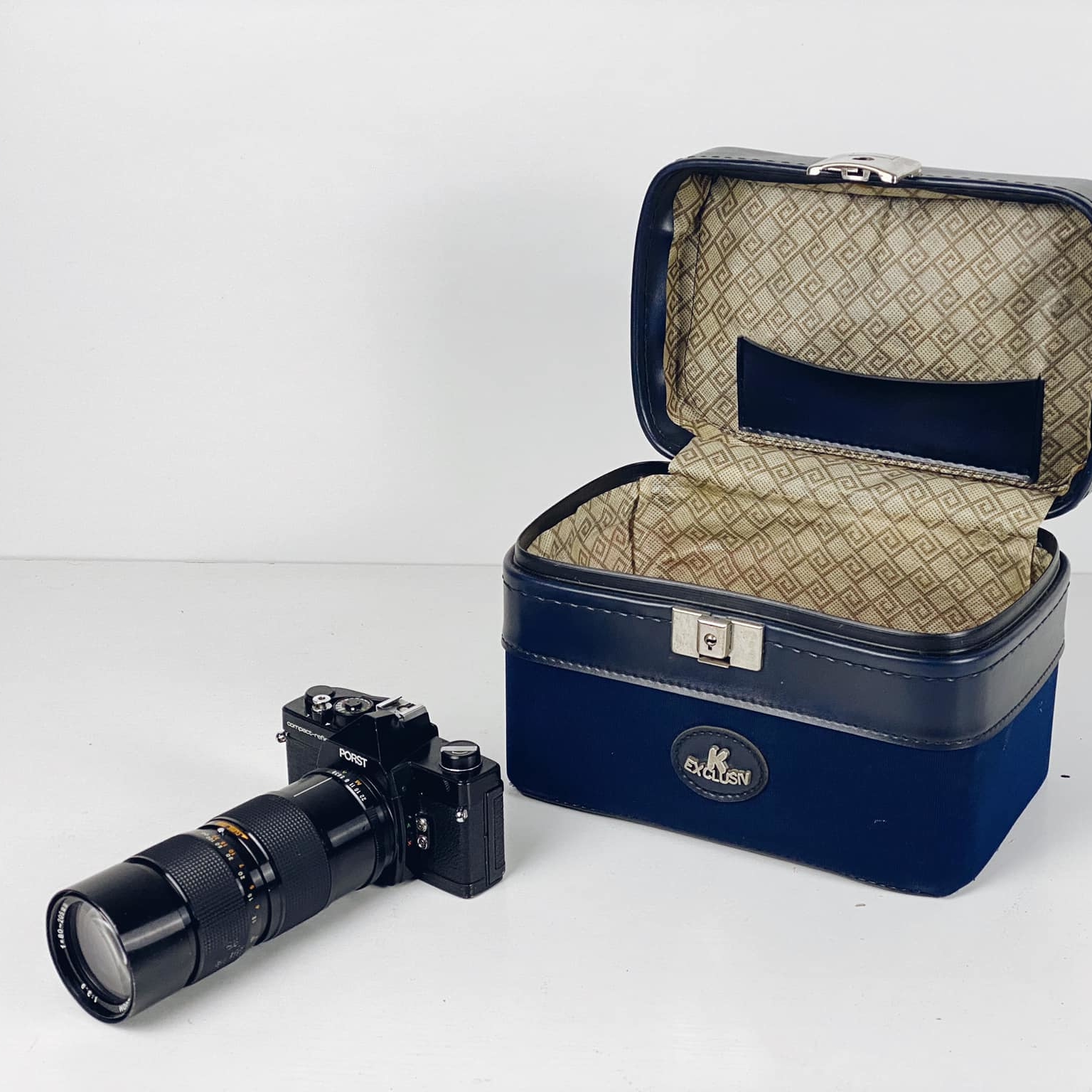 Фотокамера з довгофокусним об'єктивом з сумкою вінтаж