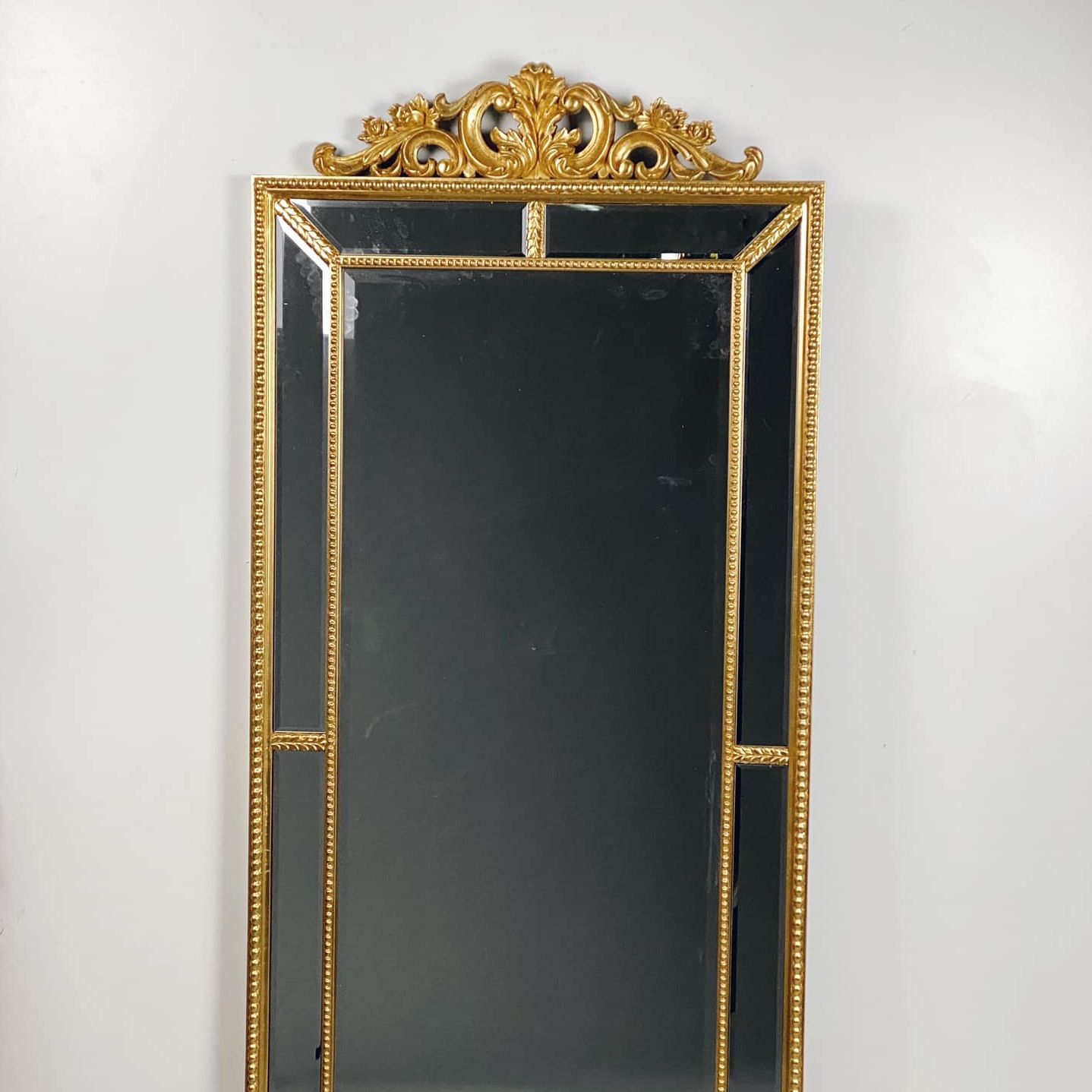 Дзеркало настінне прямокутне в золотій рамі з декором MR-012