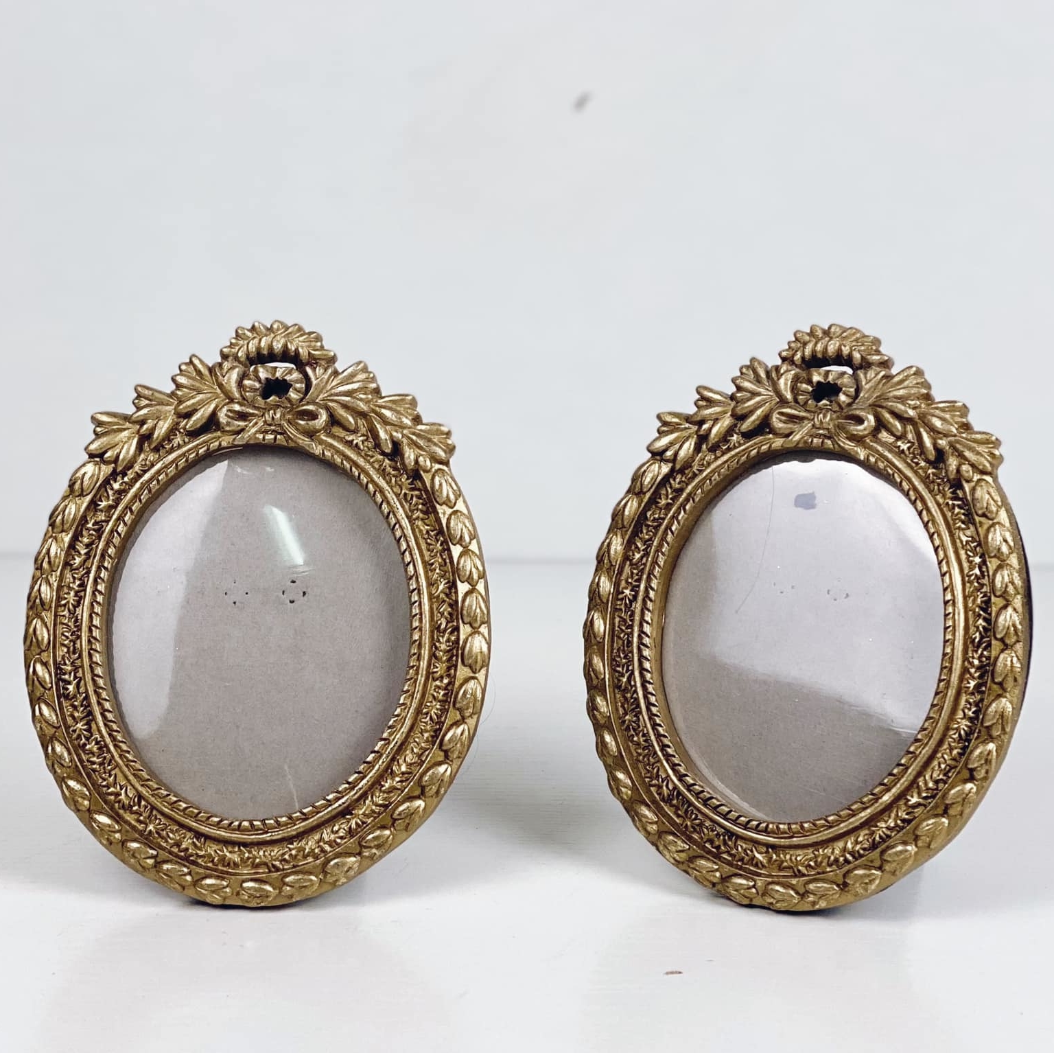 Рамка овальна рельєфна золото AR-413