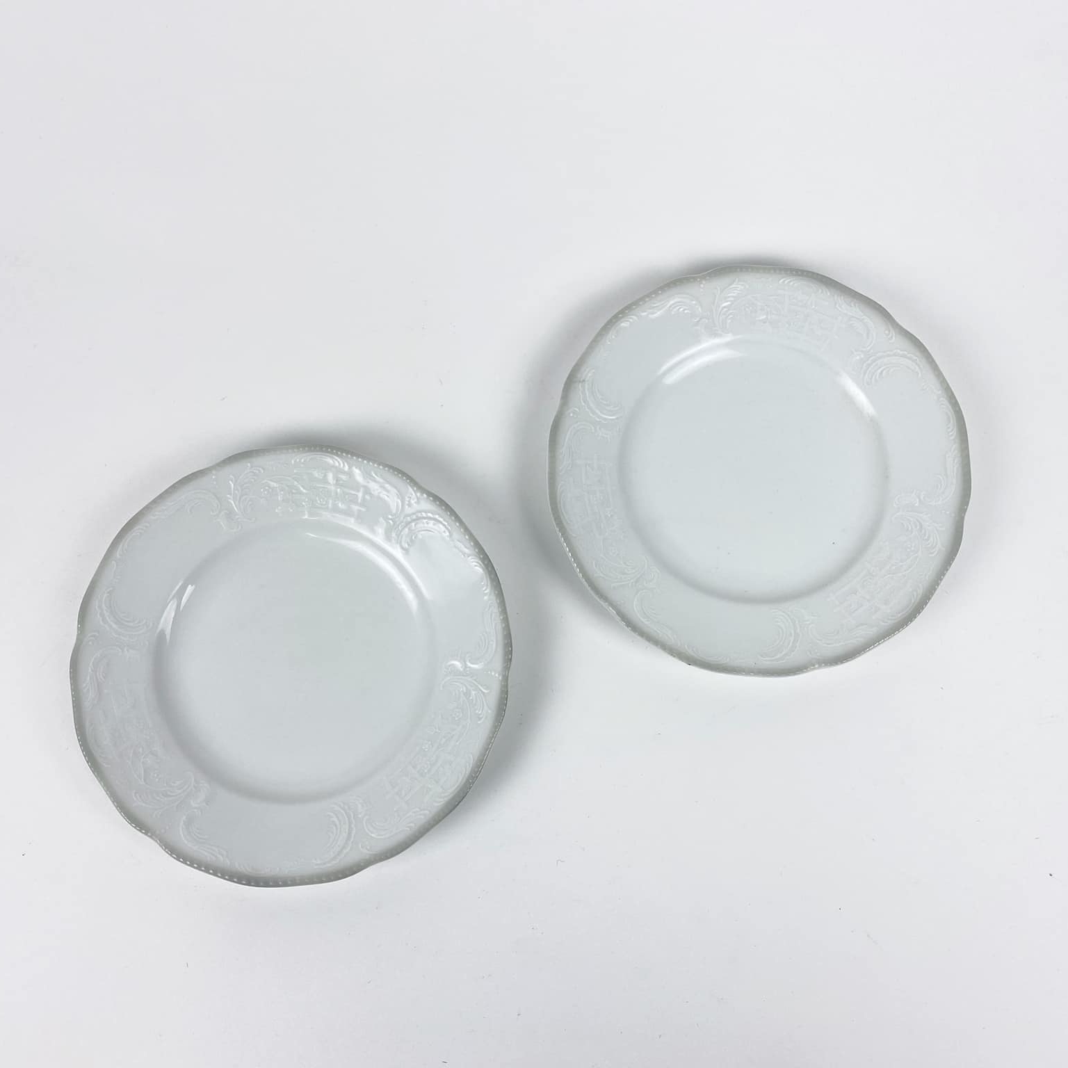 Тарілка десертна порцеляна біло-сіра рельєф PP-148