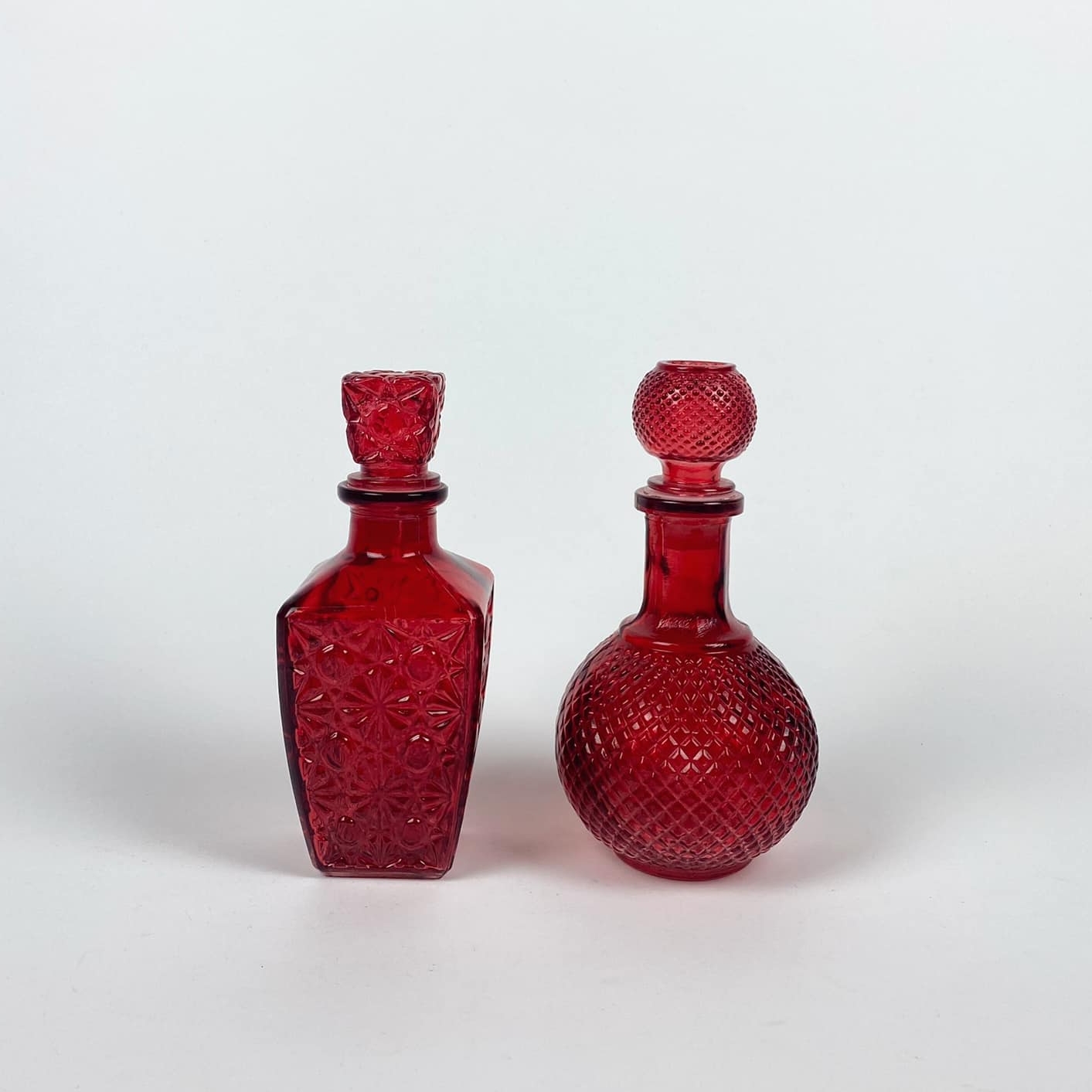 Графин рельєфне скло червоний KF-006