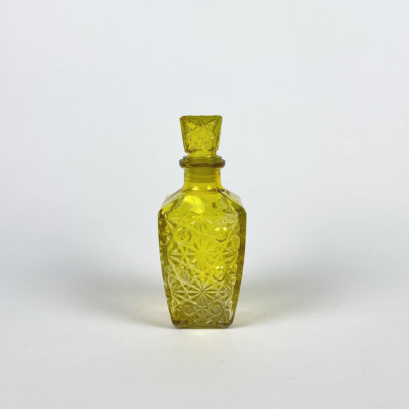 Графин рельєфне скло жовтий KF-002