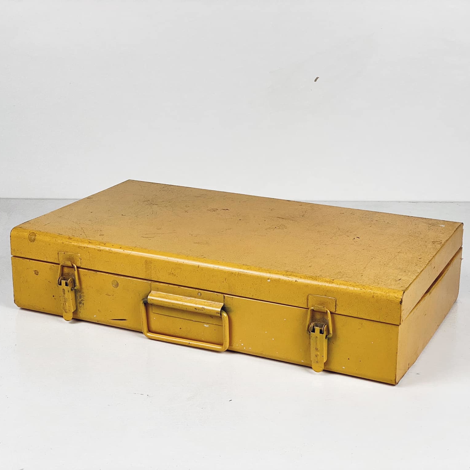 Чемодан для інструментів жовтий метал вінтаж