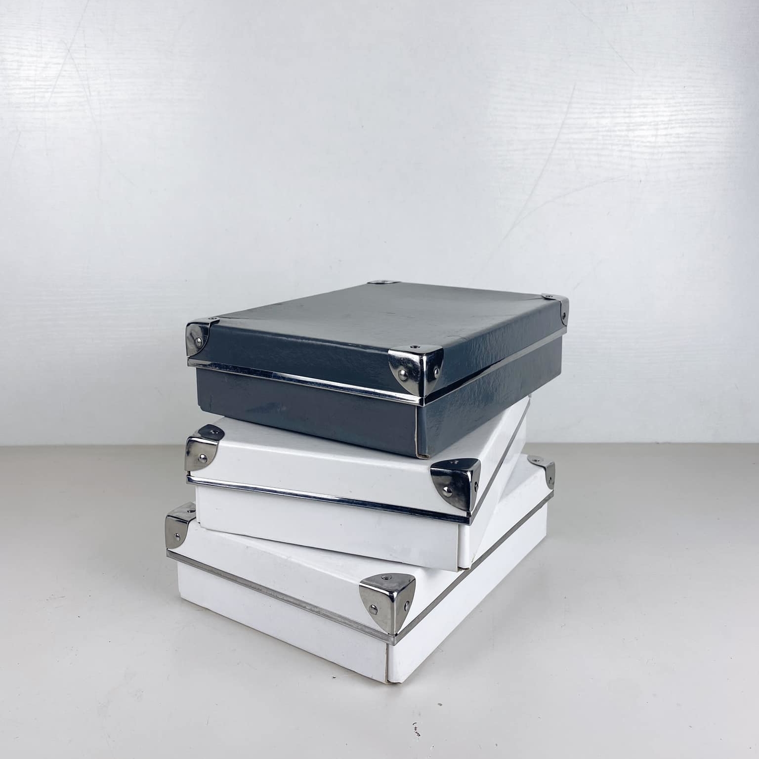 Коробка офісна пласка з захисними кутамии картон/метал