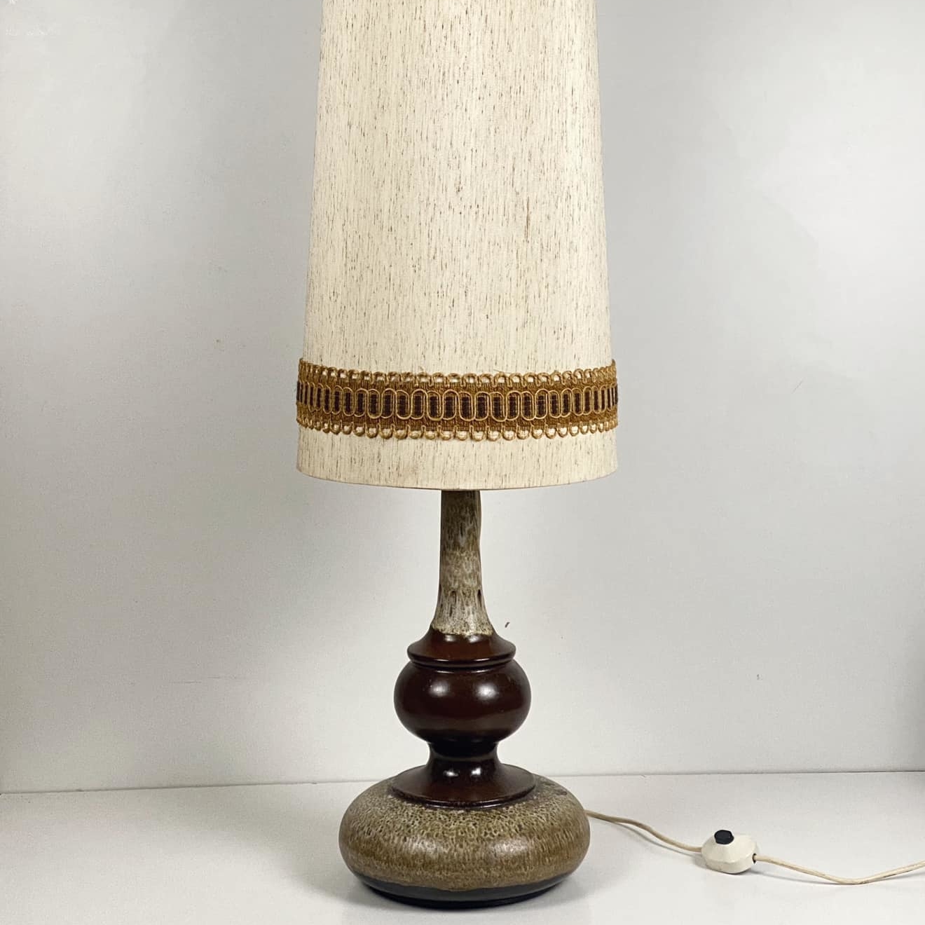 Лампа настільна з високим абажуром LT-215