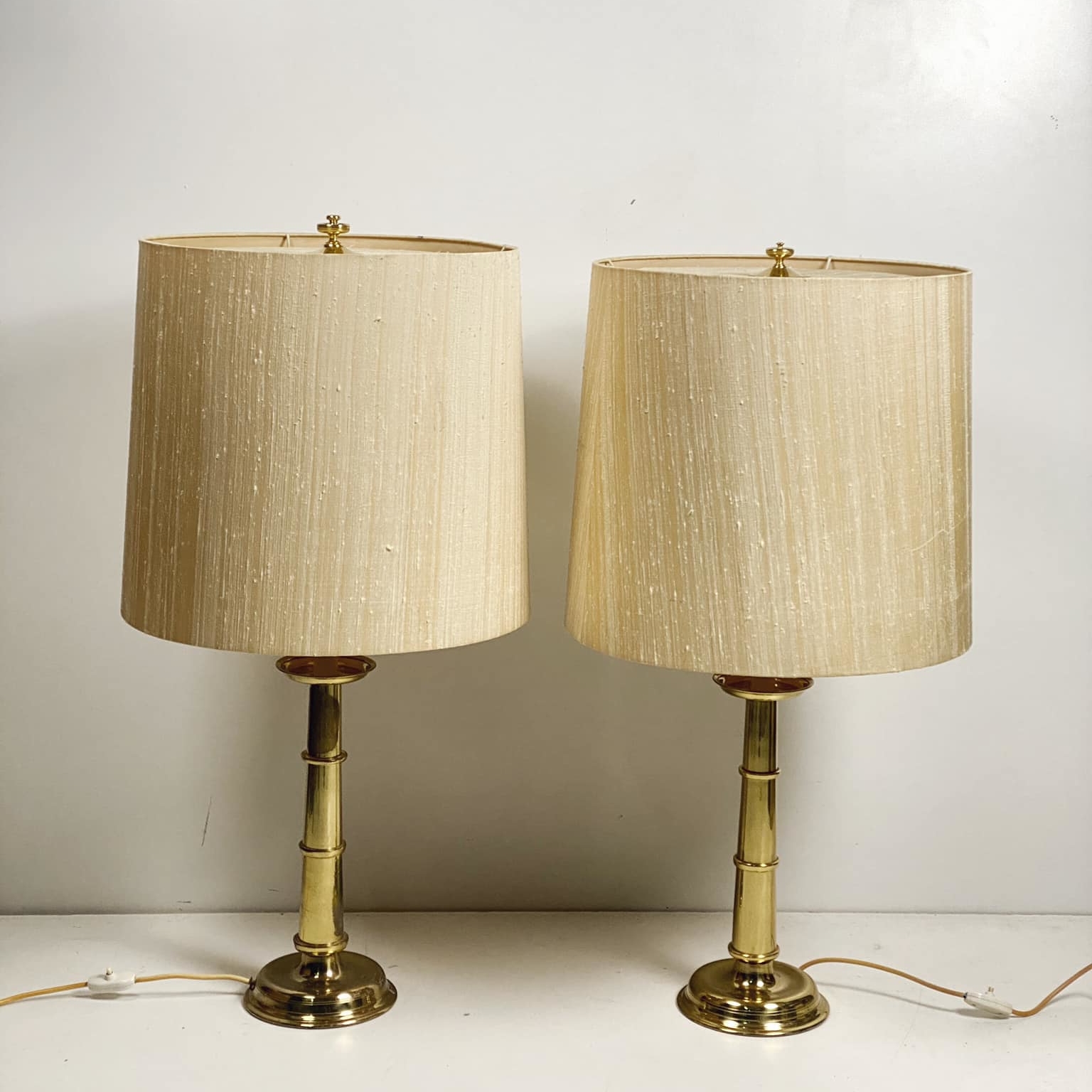 Лампа настільна велика база метал золото абажур беж LT-216