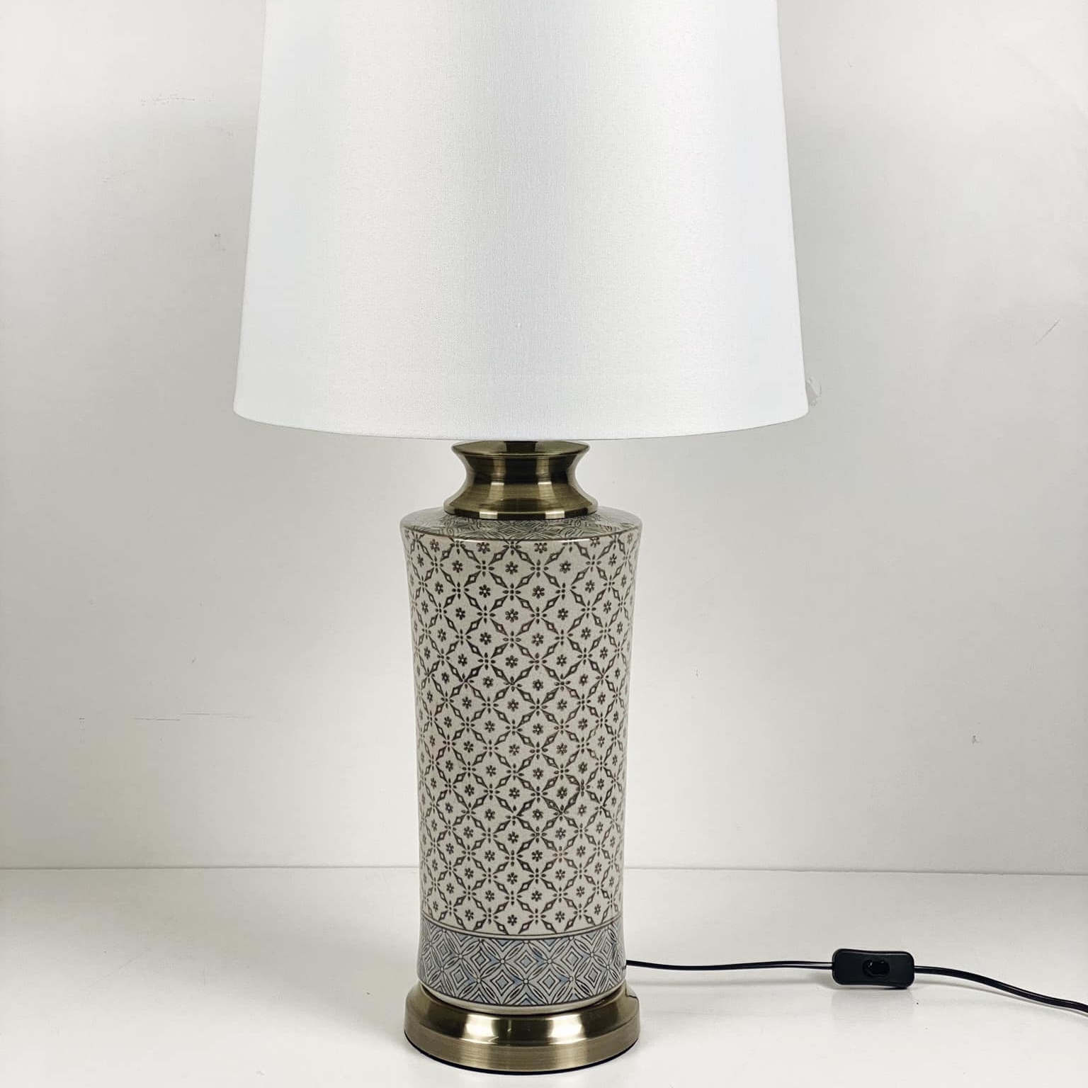 Лампа настільна база кераміка/метал з візерунками абажур білий LT-218