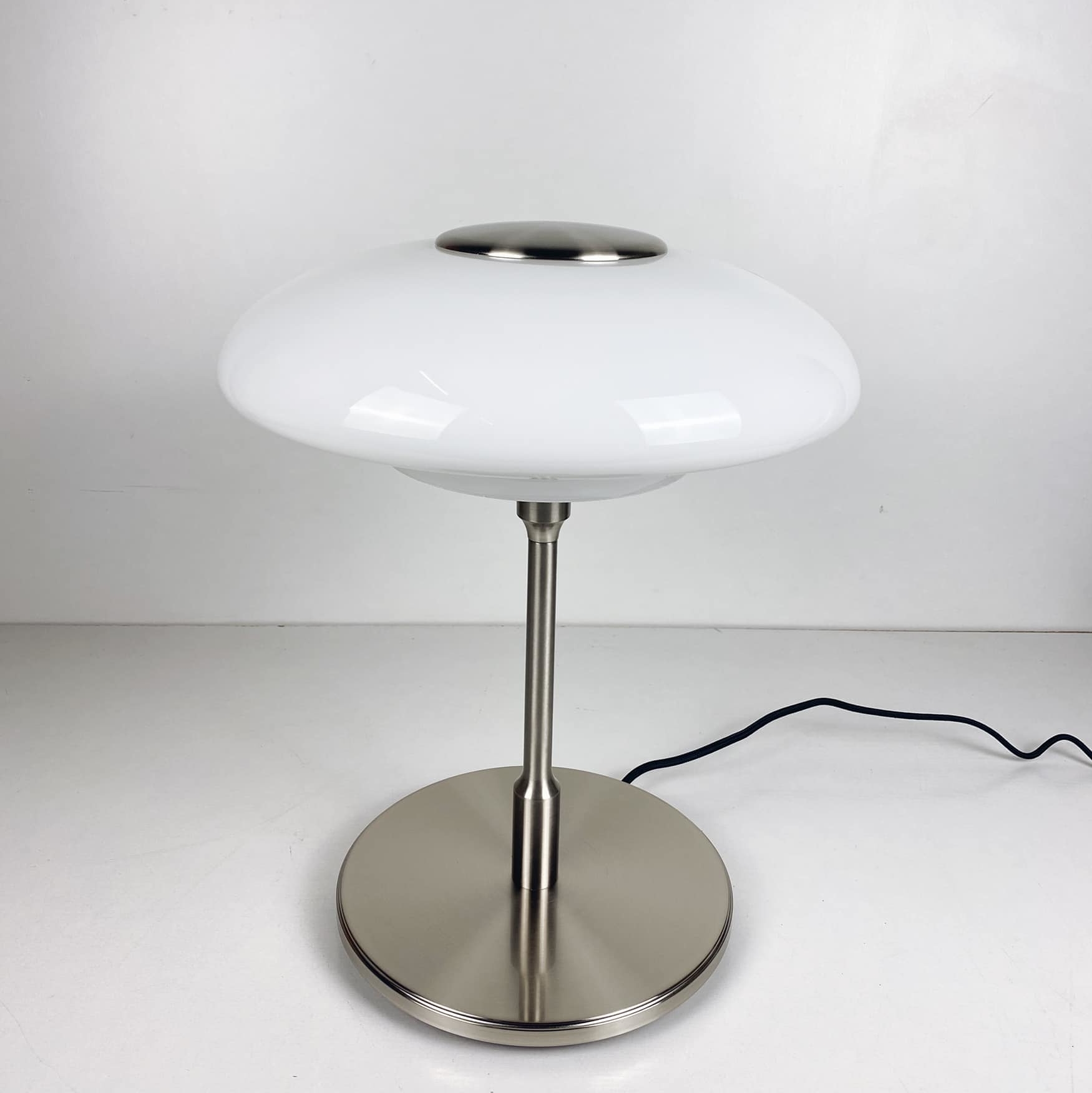 Лампа настільна база метал плафон біле скло LT-217