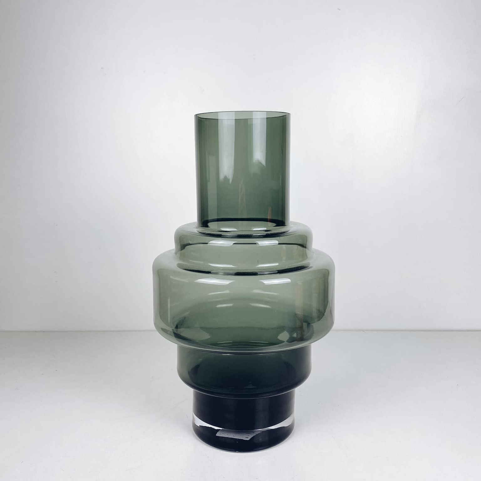 Ваза  циліндр з розширенням скло зеленa VA-359