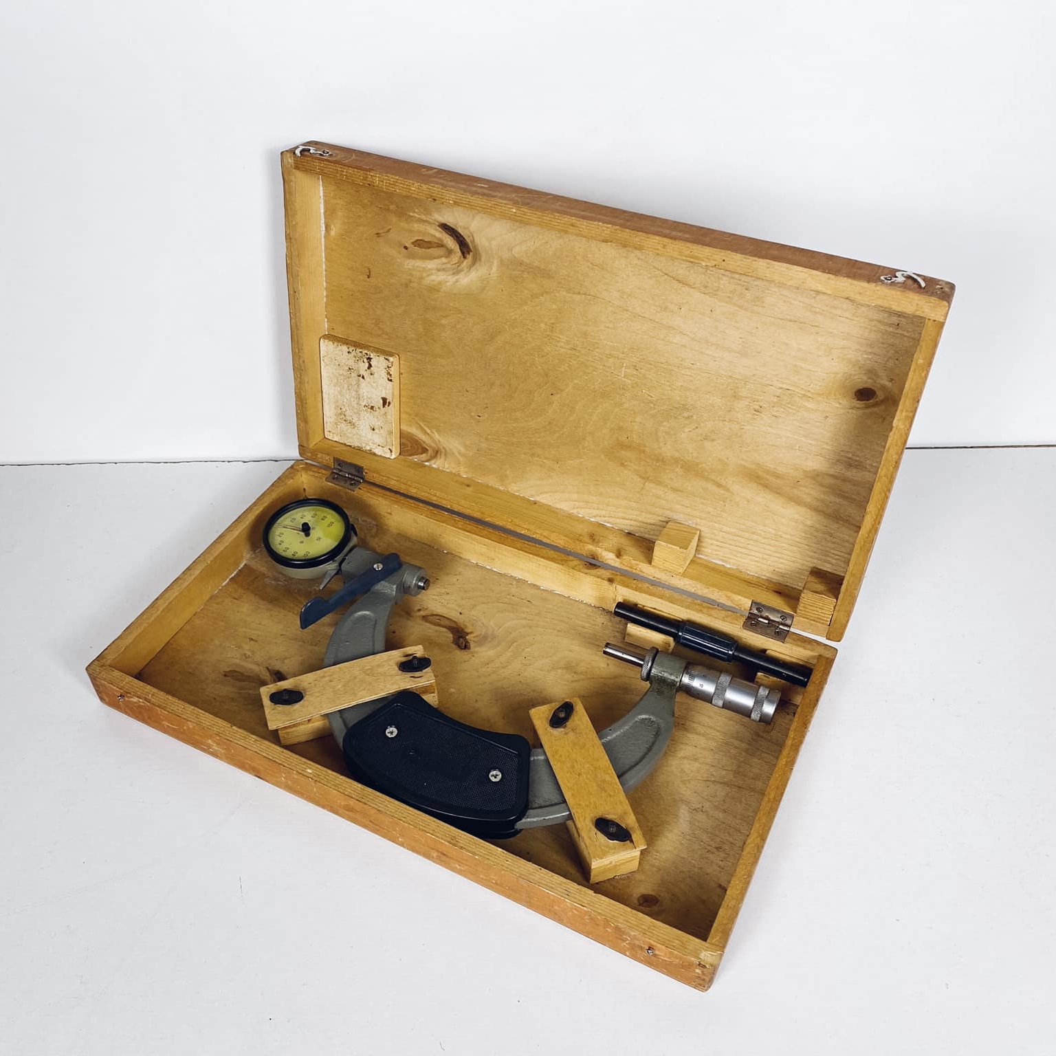 Вимірювальний пристрій у чемодані вінтаж