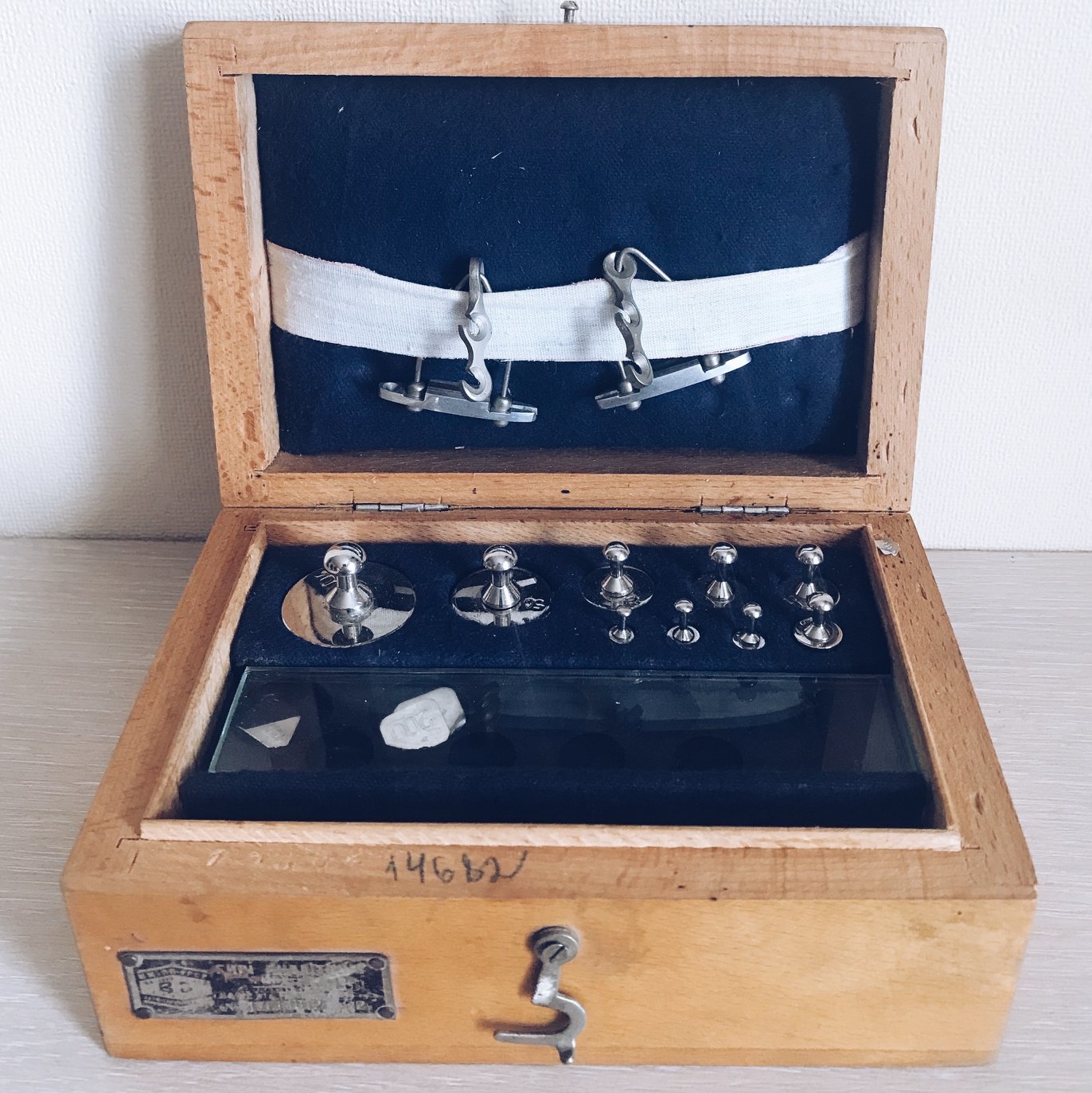 Набір гирьок для аналітичних вагів у дерев'яному футлярі вінтаж 1