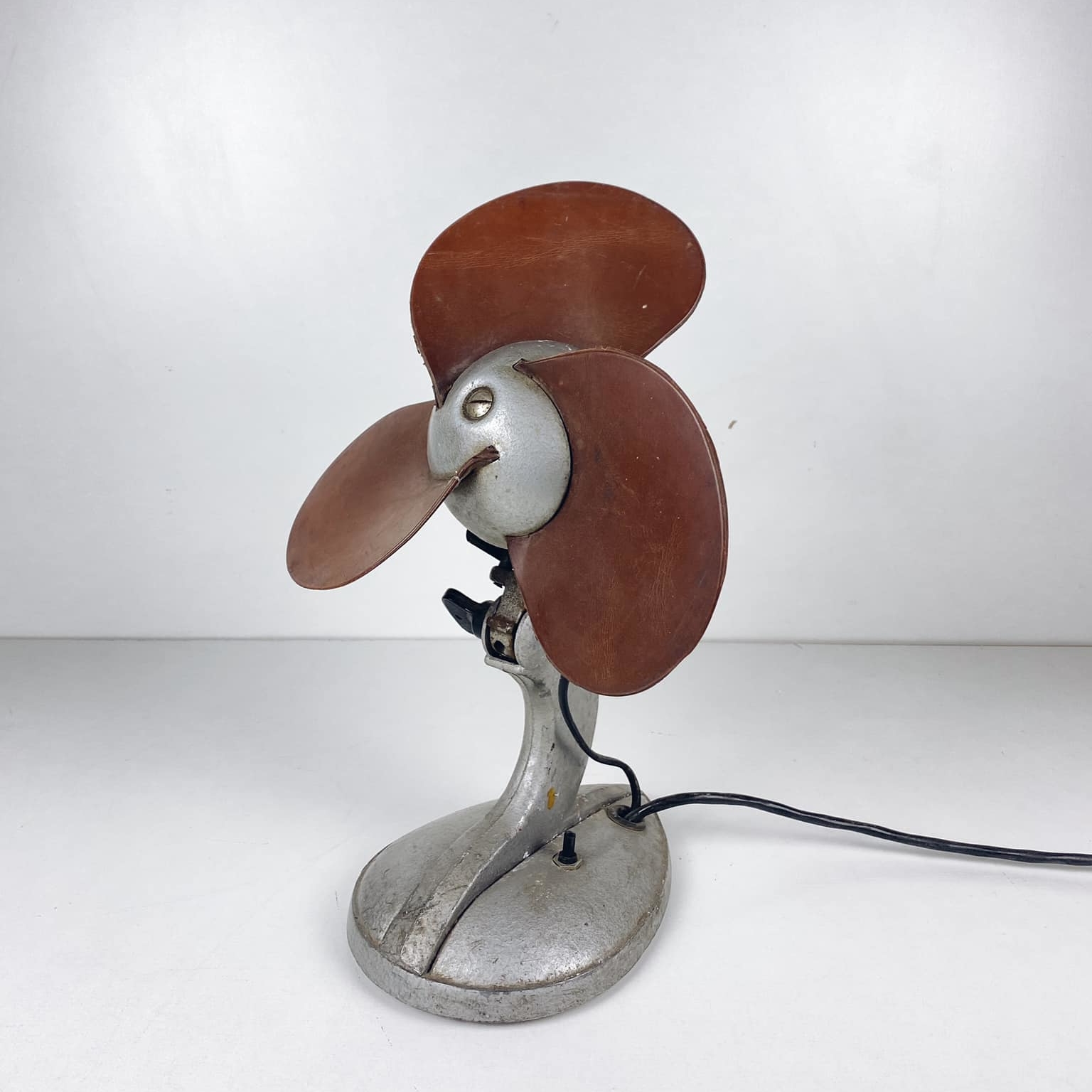 Вентилятор 60-х з коричневими лопатями 1