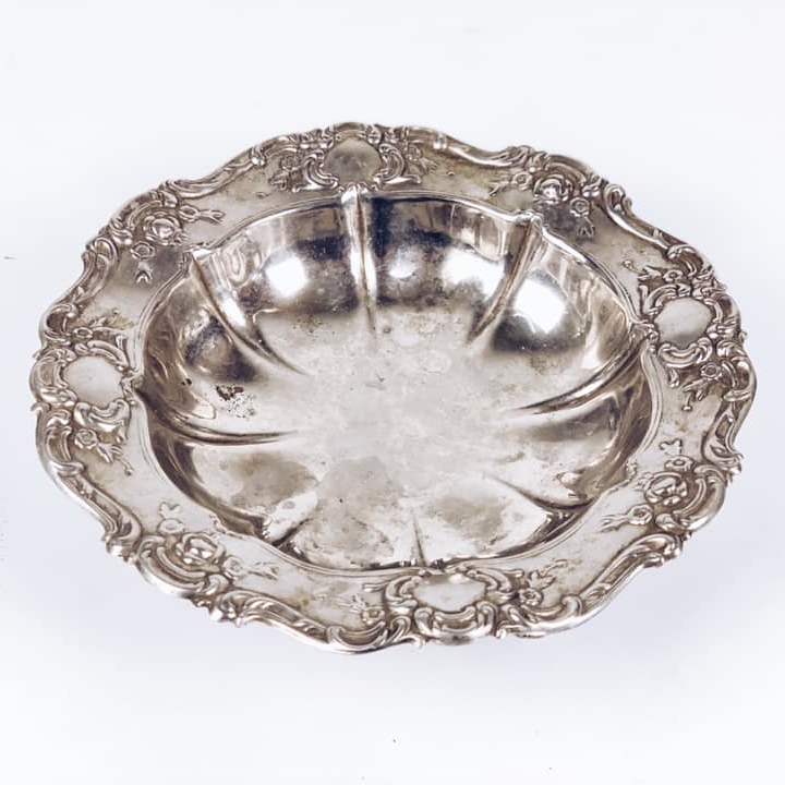 Блюдо глибоке з рельєфним фігурним краєм на ніжках столове срібло PS-056