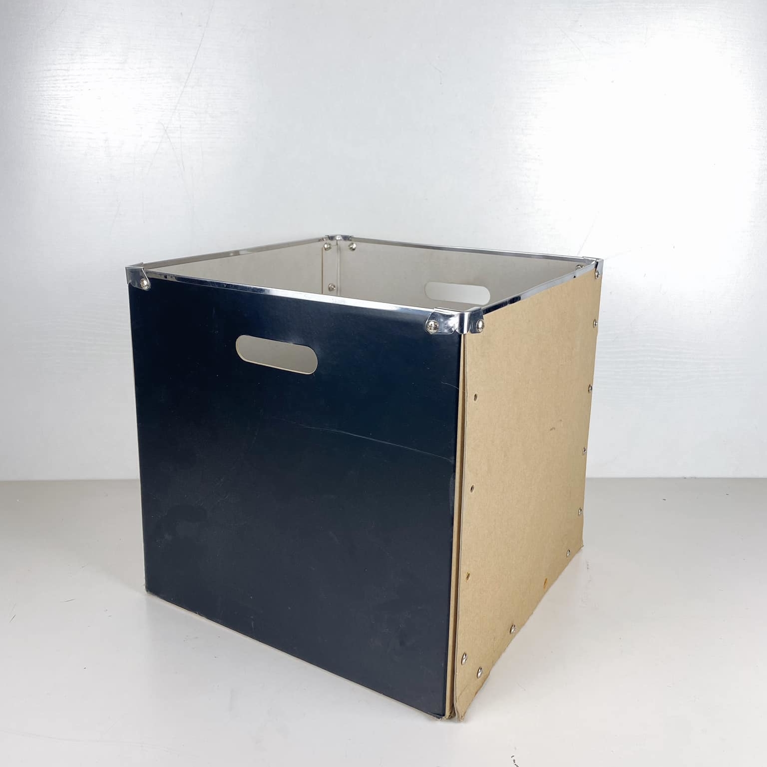 Коробка з прорізними ручками картон/метал крафт/чорний