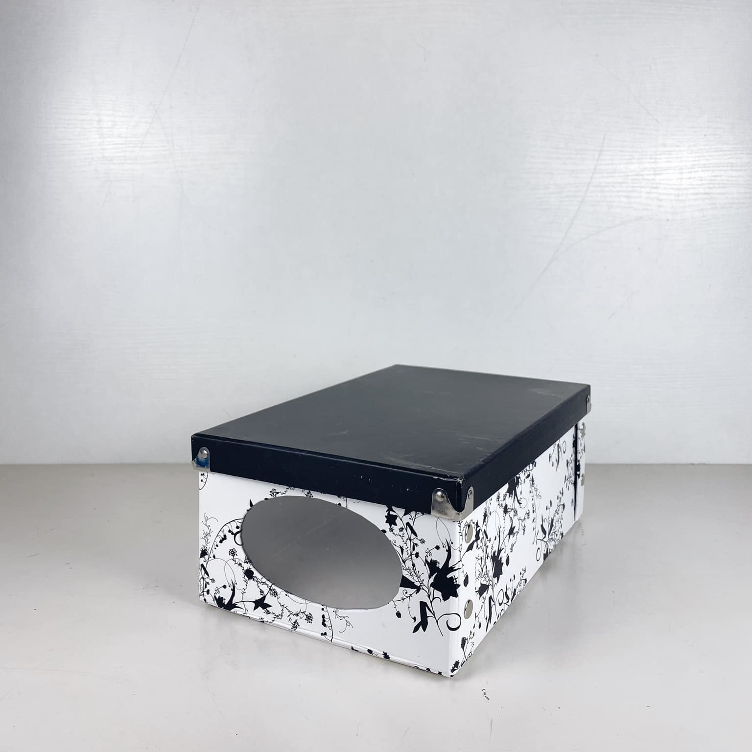 Коробка з кришкою та овальним віконцем ч/б