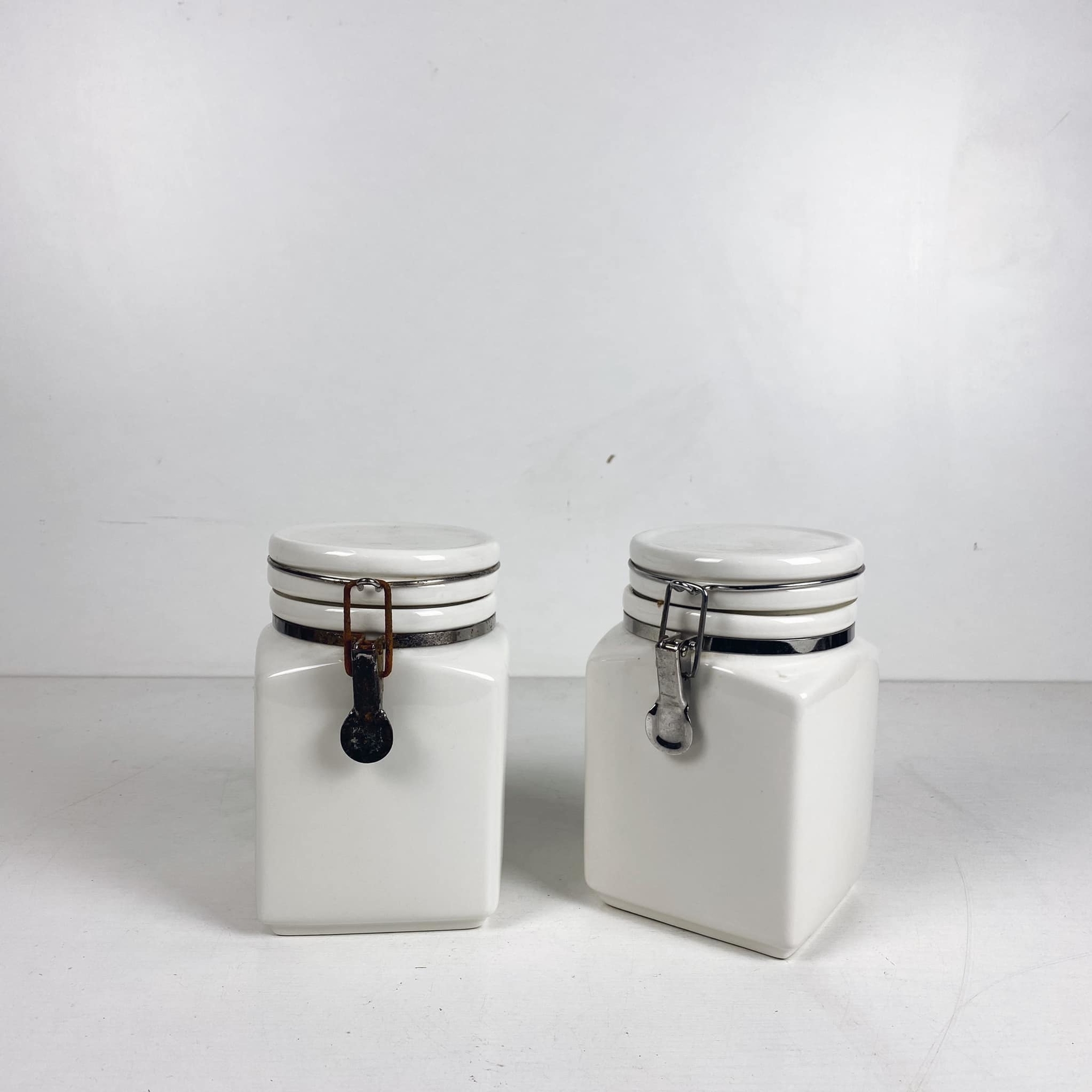 Банка для сипучих біла з кришкою на кліпсі кераміка/метал KB-045