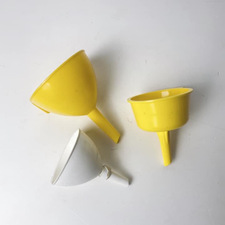 Воронка жовта/біла пластик KH-172