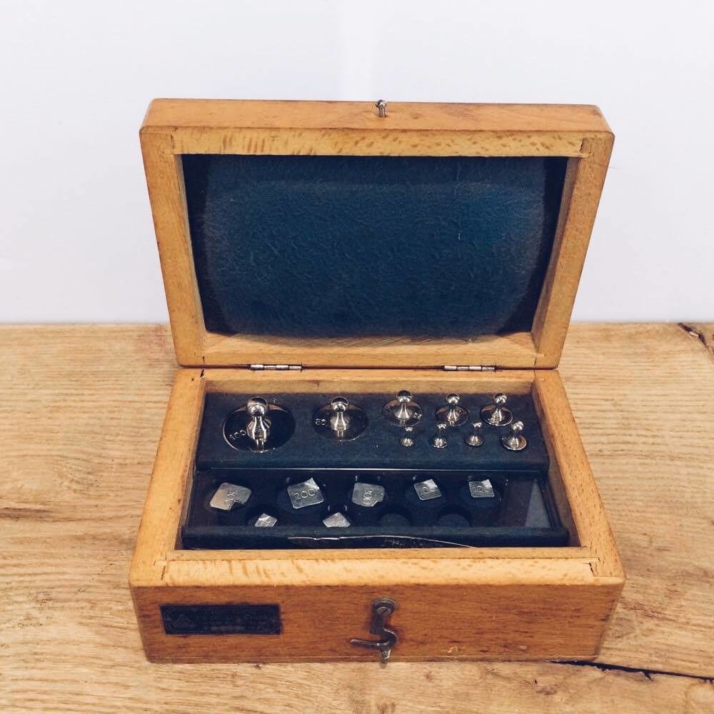 Набір гирьок для аналітичних вагів у дерев'яному футлярі вінтаж LA-016