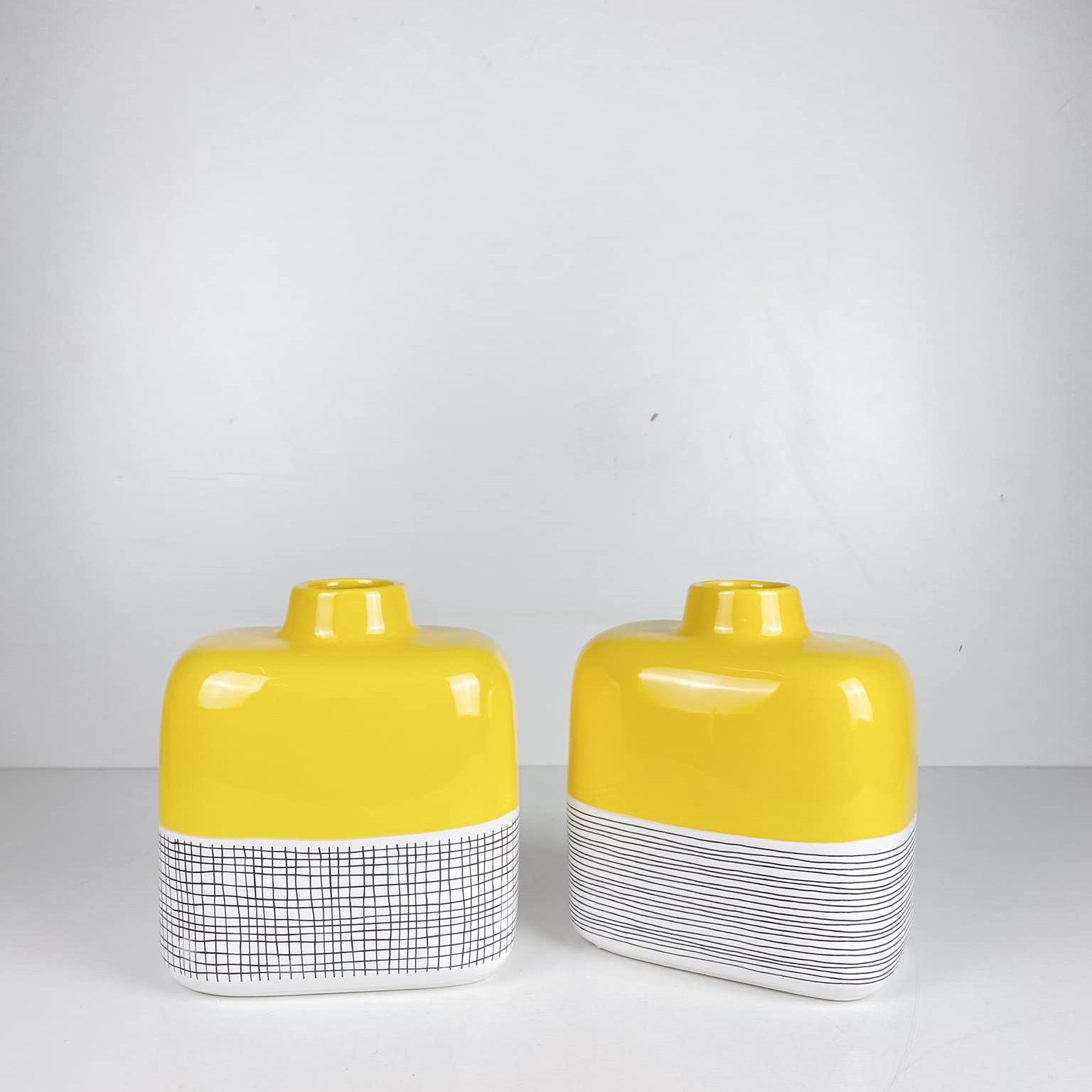 Ваза кераміка жовтий/графіка ч/б низька VA-378