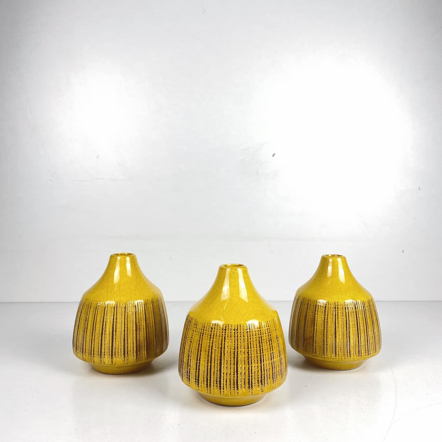 Ваза жовта мала рельєфний декор кераміка VA-379