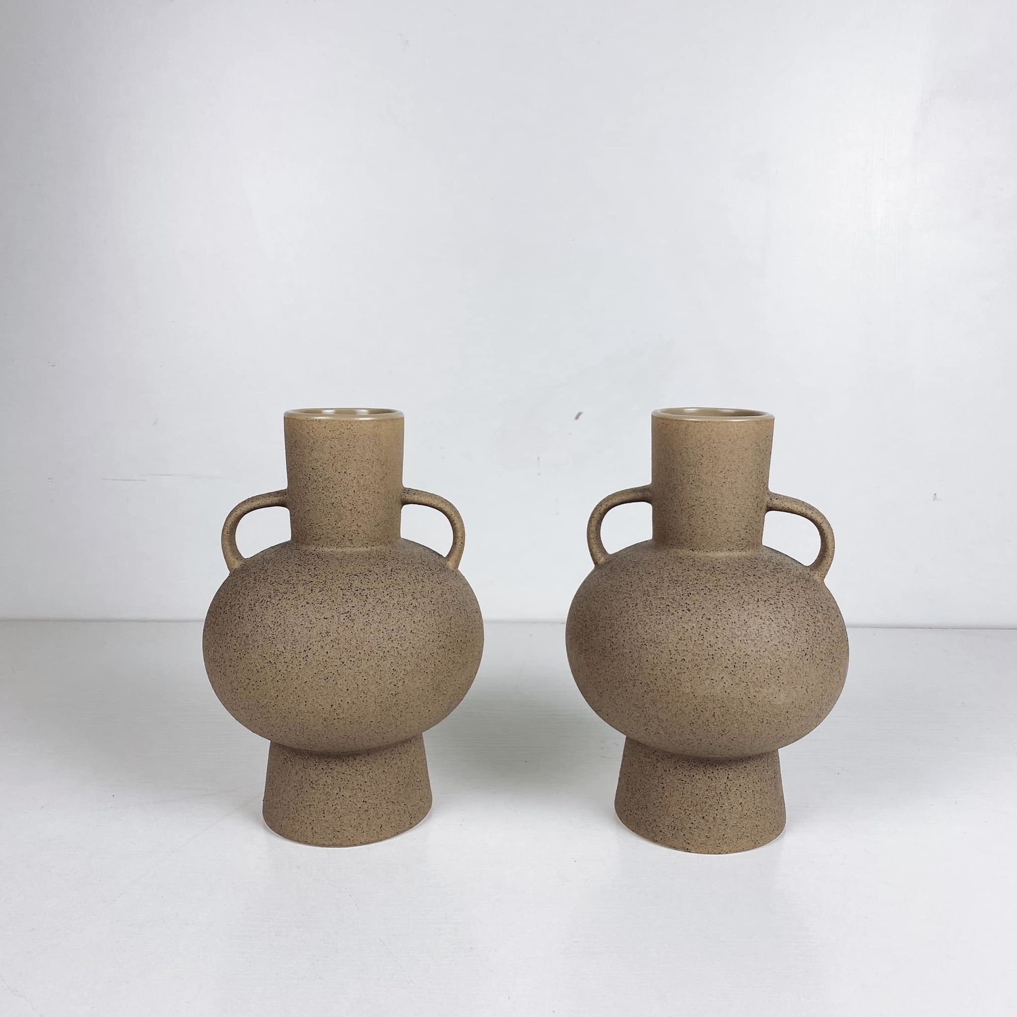 Ваза з 2 ручками коричнева матова кераміка VA-375