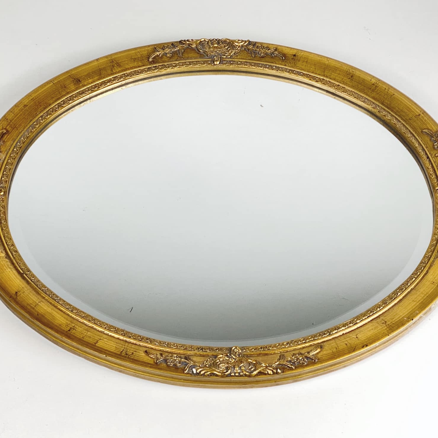 Дзеркало овальне настінне в золотій рамі MR-005