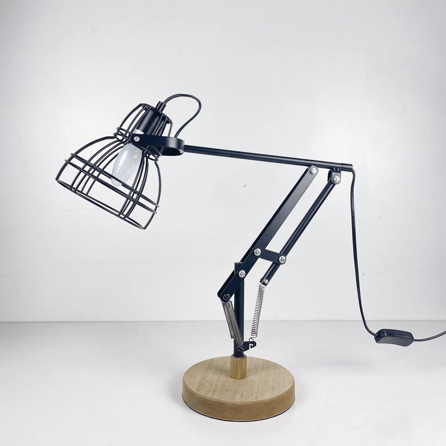 Лампа настільна в індустріальному стилі метал/дерево LT-220