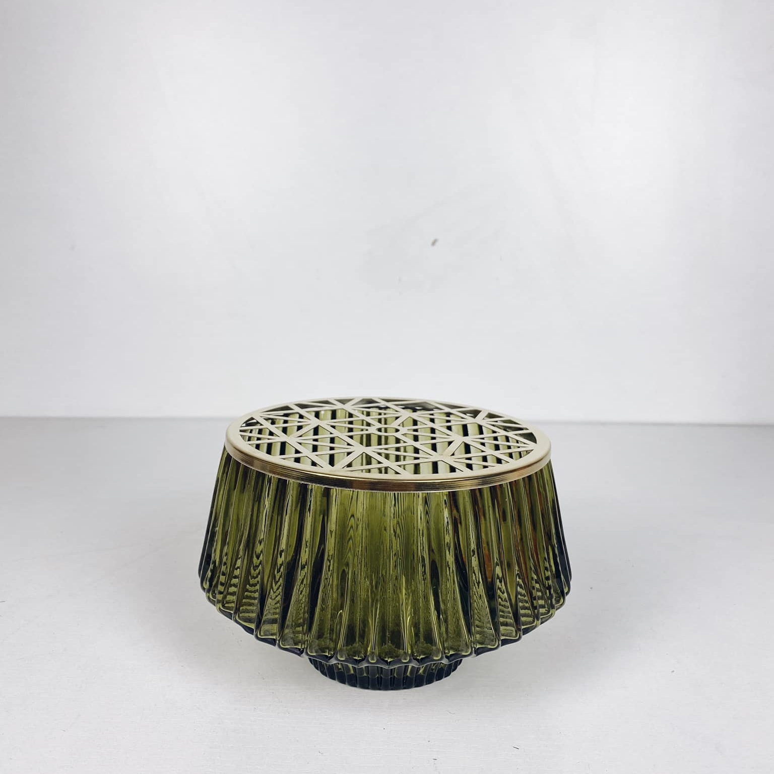 Ваза низька рельєфна зелена скло/метал золото VA-369