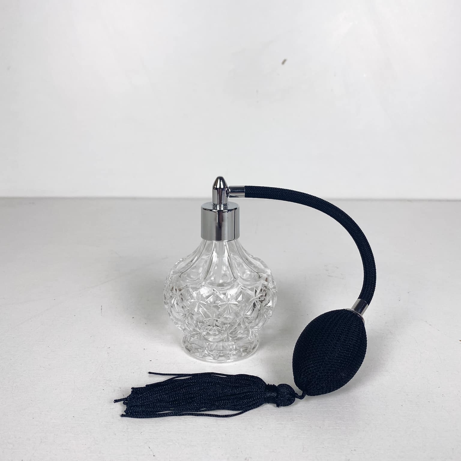 Флакон для парфумів з помпою рельєфне скло прозоре/чорний BR-004